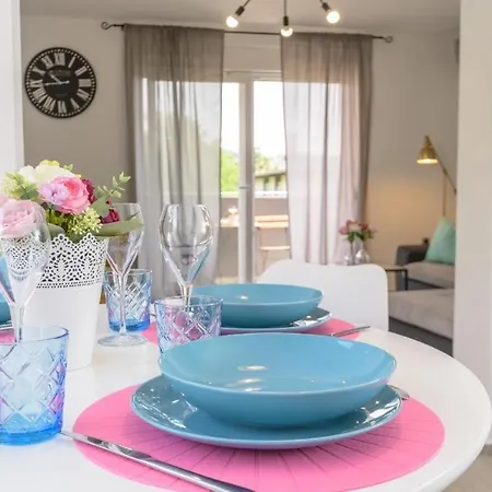 In With Balcony, Air Conditioning, Wifi, Washing Machine 5175-1 Apartment
