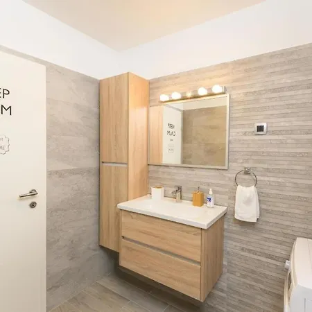 In With Balcony, Air Conditioning, Wifi, Washing Machine 5175-1