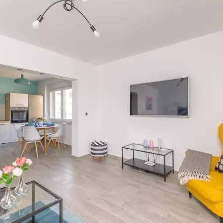 Apartamento In With Balcony, Air Conditioning, Wifi, Washing Machine 5175-1 *
